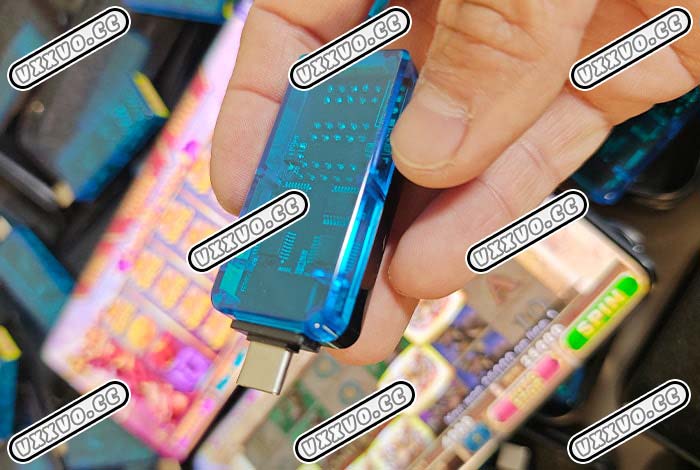 手拿着作弊器近距离照片